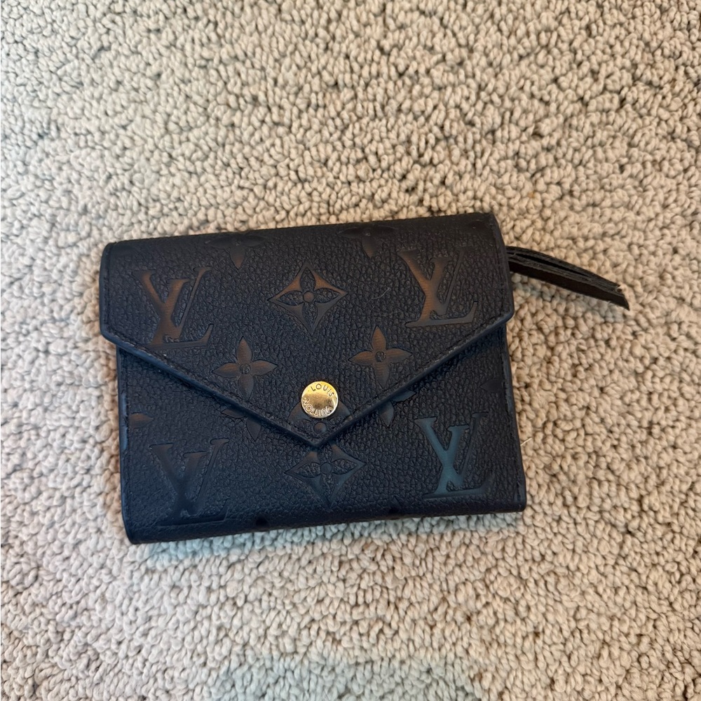 Louis Vuitton wallet .. no wear retails for 740 but does not sell anymore